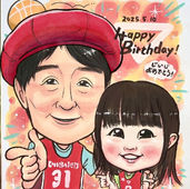 赤いベレー帽をかぶったおじいちゃんと、笑顔の孫娘が並んで描かれたバースデー似顔絵。二人は赤いバスケットユニフォームを着ており、背景には星やハートが散りばめられ「Happy Birthday 2025.5.10」「じいじおめでとう」の文字入り。誕生日祝い・プレゼントに人気の記念似顔絵デザイン。