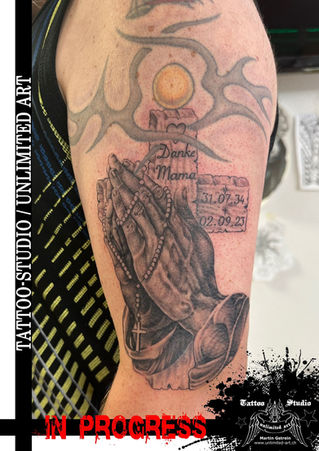 Tattoo Oberarm / in progress / Praying hands / Danke Mama / God / beten / Rosenkranz