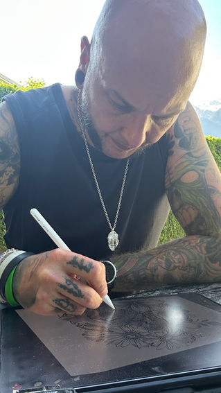 AT WORK / Martin Gstrein / tattoo studio unlimited art / Vorarlberg / Nüziders / Tattoo Artist 