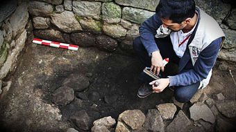 Arqueólogos descubrieron una vasija inca y un piso de piedra en Machu Picchu