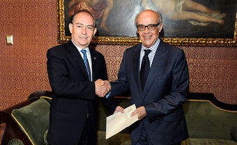 Embajador de Honduras en Perú presenta Copias de Estilo