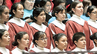 Coro de niños cantan en lenguas originarias