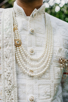 Groom's stunning india wedding outfit 
