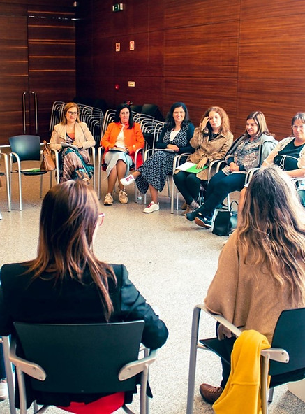 pessoas reunidas num círculo