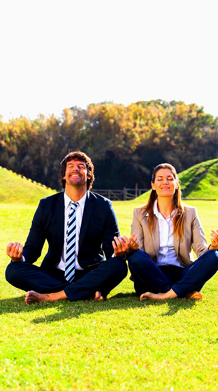 Pessoas da empresa a meditar_edited.jpg