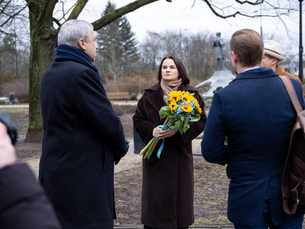 The Head and representatives of the UCC laid flowers at the Shevchenko monument in Warsaw on the anniversary of the start of Russia's full-scale aggression against Ukraine