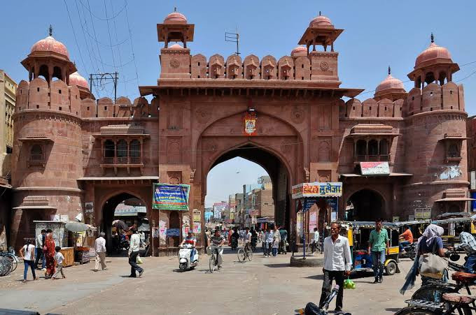 The very crowded street market of Kote Gate
