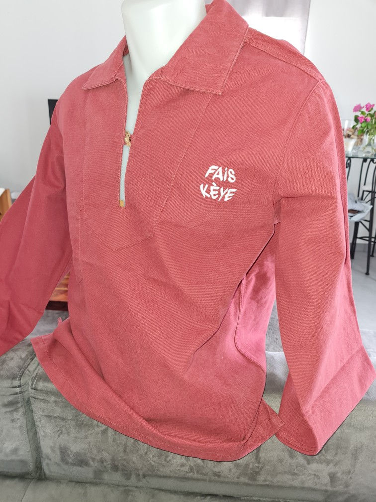 Vareuse Élégante Rose Fais Keye sur un mannequin, vue de face, détails du col et du logo brodé.