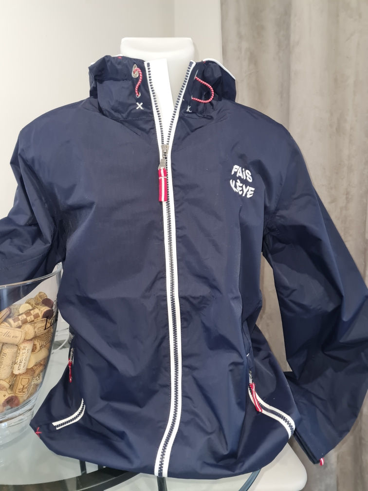 Coupe-Vent Imperméable Bleu Marine Fais Keye vue de côté, montrant la coupe ajustée et les poches latérales zippées