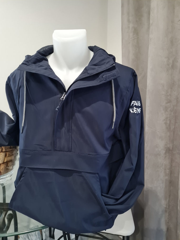 Coupe-Vent Bleu Marine Fais Keye vue de côté, montrant la coupe ajustée et la poche kangourou pratique.