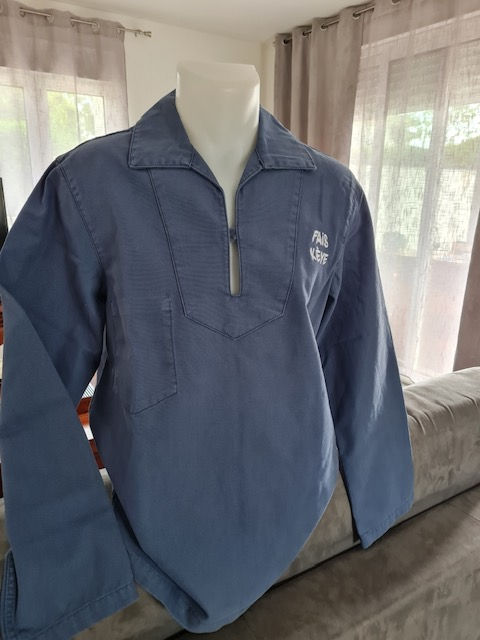 Vareuse Classique Bleue Fais Keye vue de côté, montrant la coupe classique et le tissu de qualité