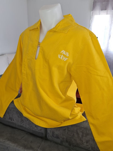 Vareuse Lumineuse Jaune Fais Keye vue de côté, montrant la coupe classique et le tissu de qualité
