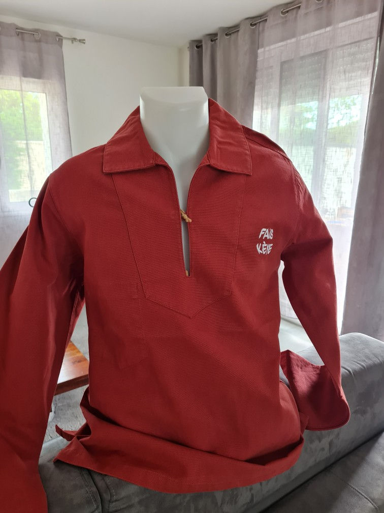 Vareuse Élégante Rouge Vermillon Fais Keye portée sur un mannequin, vue de face, détails du tissu et du logo brodé.