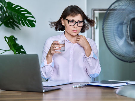 Un employeur fournit de l’eau fraîche à ses salariés pour respecter les obligations légales en cas de fortes chaleurs au travail.