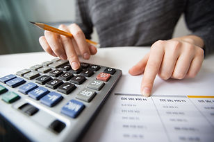 Professionnel analysant méticuleusement sa comptabilité à l'aide d'une calculatrice