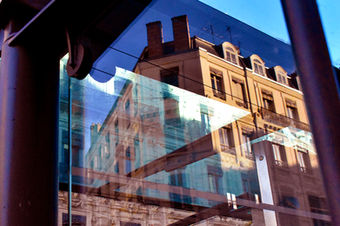 Photographie dans la ville Opéra de Lyon, luminaires et façades de bâtiments