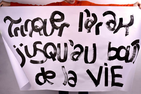 Calligraphie encre noire sur grand lai de papier blanc