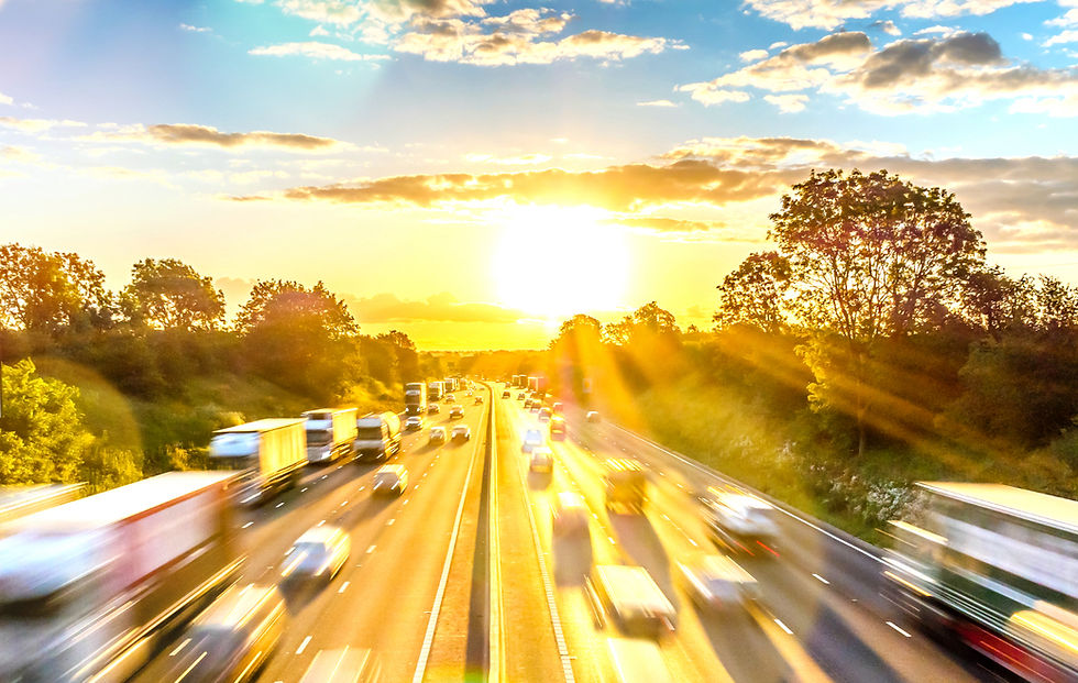 Autobahn fahrende Autos in den Sonnenuntergang