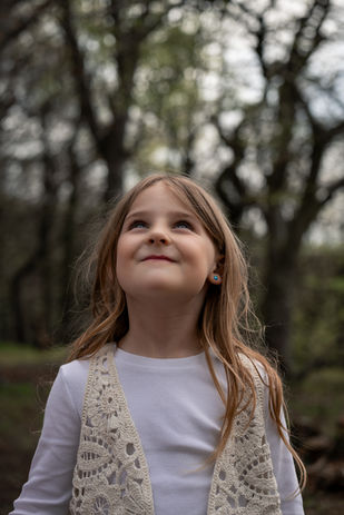 Seasonal mini family photography session with children playing outdoors