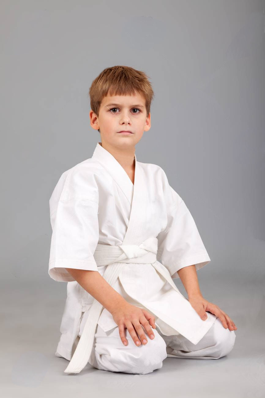 kimono-blanc-sur-fond-gris.jpg