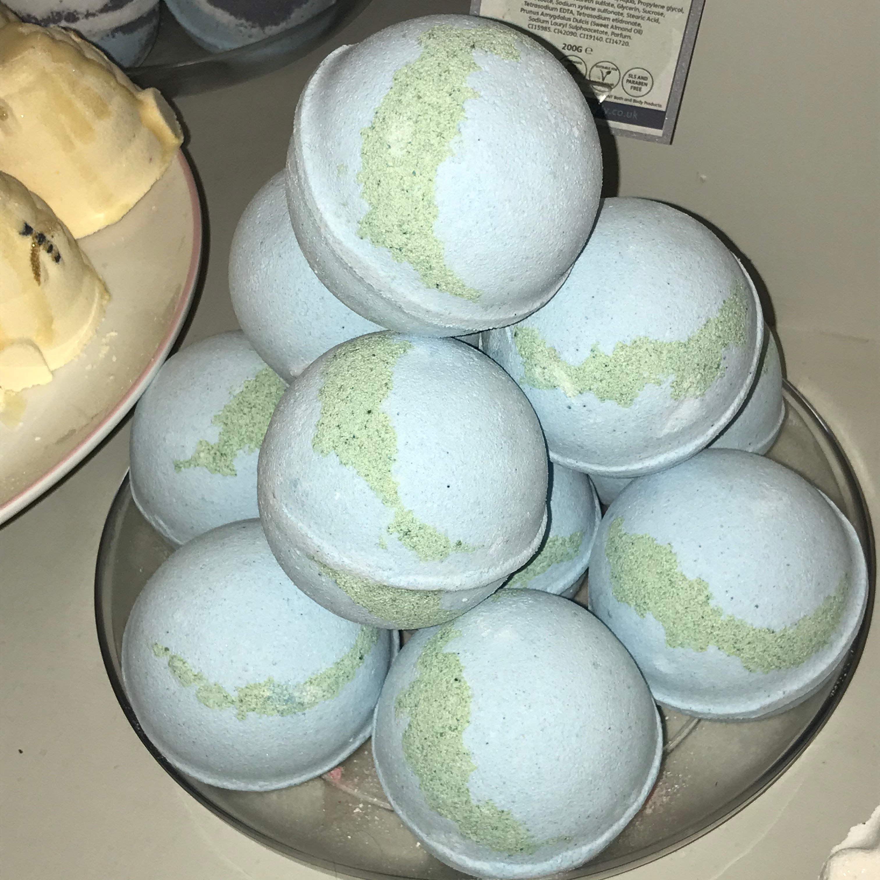 "Smells Similar" Aventuss. Large Bath Bomb