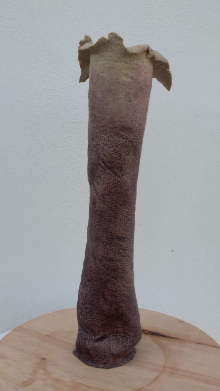 Thumbnail: Vase décoratif en grès prune – Pièce artisanale Wabi-Sabi 26 cm - Fait main - Vidéo Déco