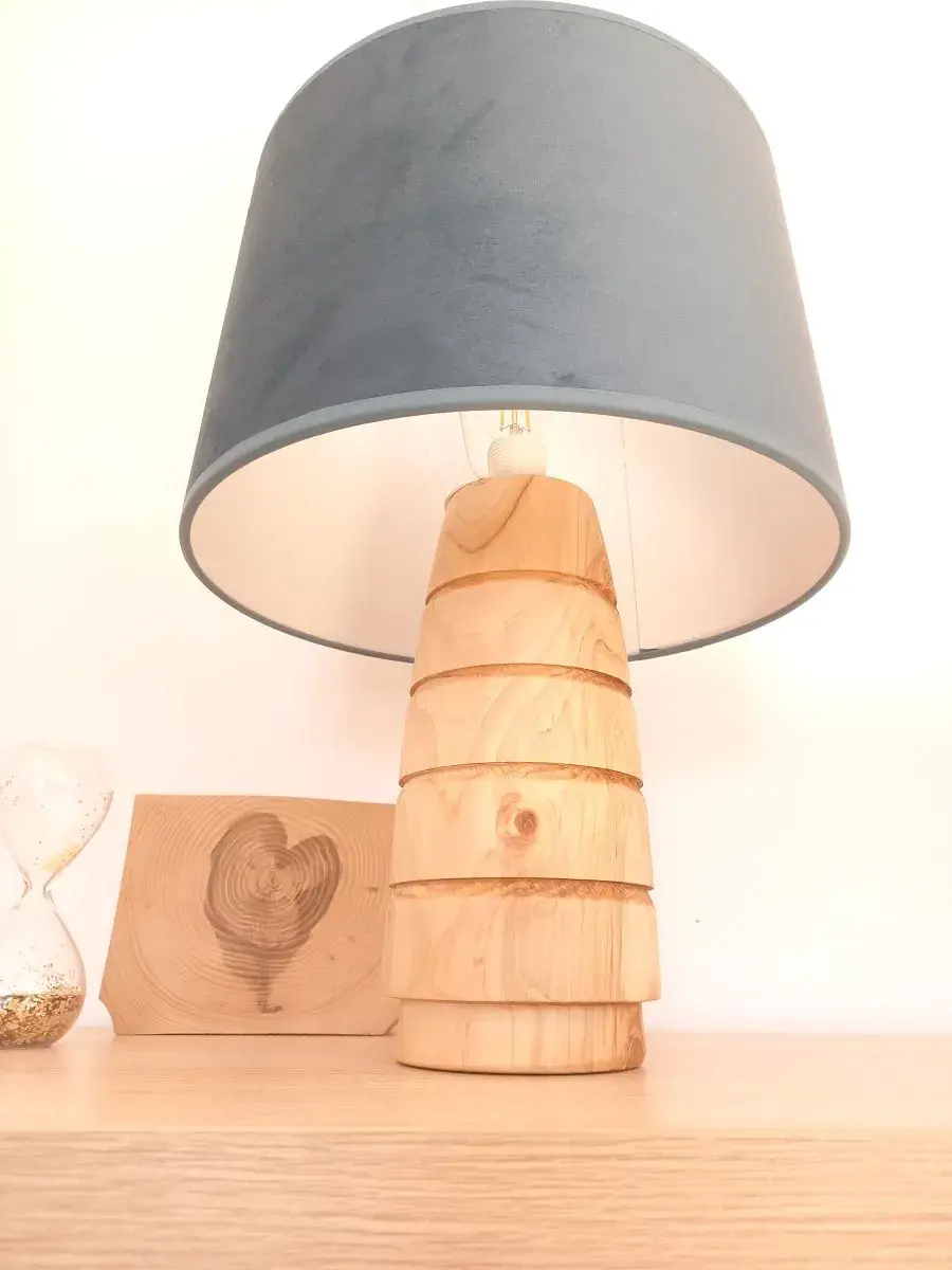 Lampe de chevet en bois de cyprès – Élégance personnalisable et naturelle - Fait main - Made in France