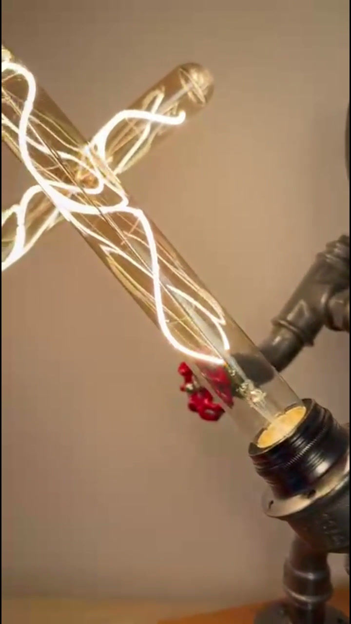 Miniature : Lampe artisanale sculpturale bois et fonte “Le Duel” – Pièce unique - Fait main - Made in France - Idées décos - Vidéo Déco