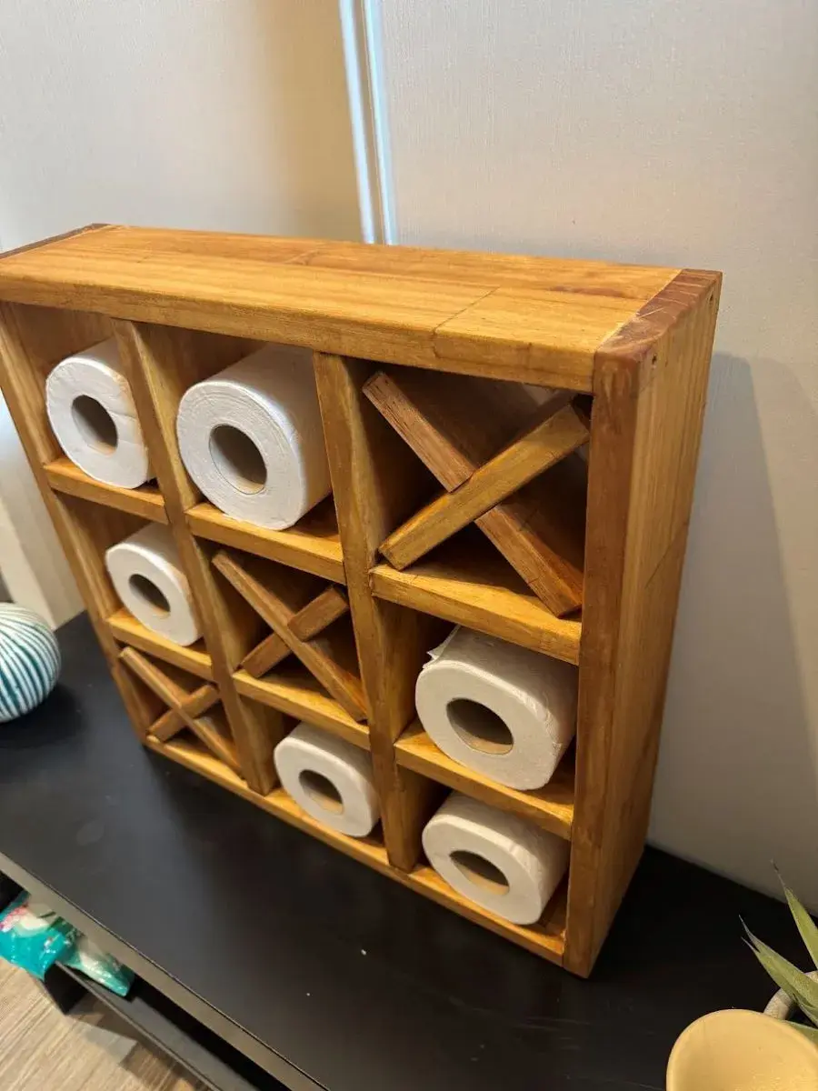 Thumbnail: Rangement poétique en bois – L’étagère Morpion, entre jeu et artisanat - Fait main - Déco bois