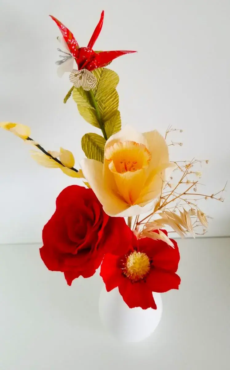 Thumbnail: Bouquet Rouge à la Jonquille – Composition Florale en Papier Crépon & Origami - Fait main - Made in France - Art japonais
