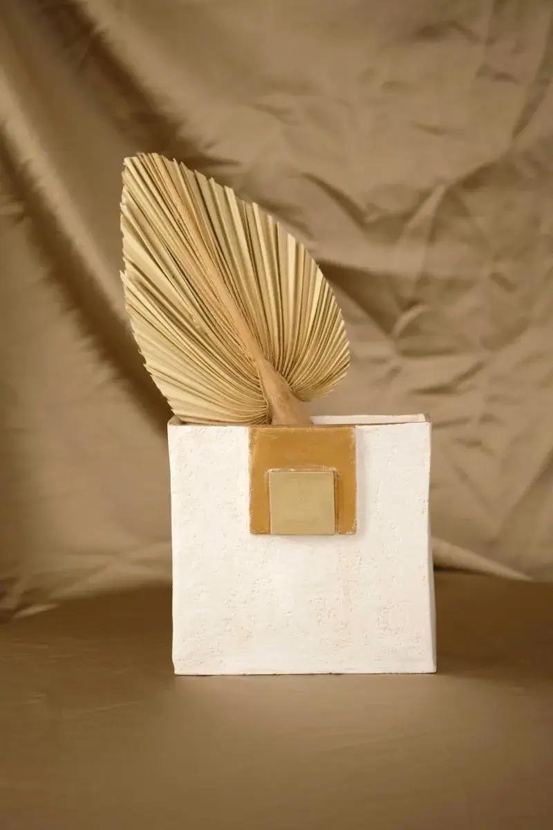 Thumbnail: SPIRIT #4 – Vase carré en faïence blanc et or | Pièce artisanale réversible - Fait main - Art déco