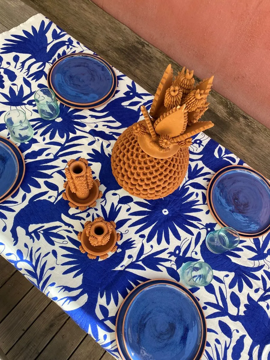 Chemin de table brodé bleu roi – Artisanat Otomi - Art de la table