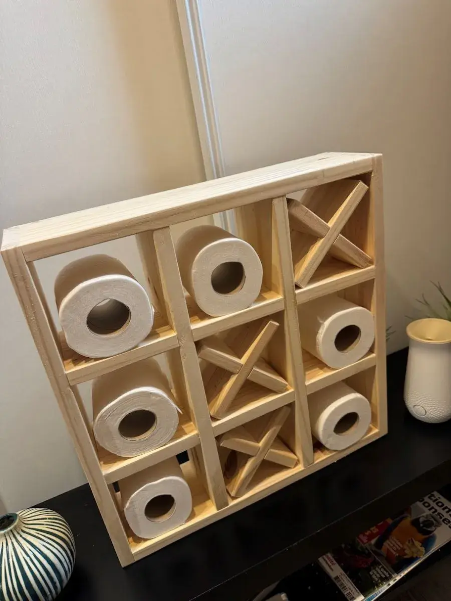 Thumbnail: Rangement poétique en bois – L’étagère Morpion, entre jeu et artisanat - Fait main - Idées décos