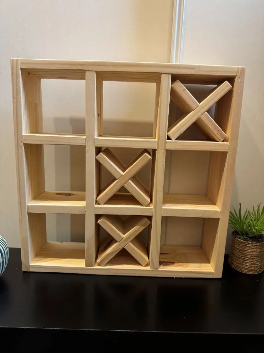 Rangement poétique en bois – L’étagère Morpion, entre jeu et artisanat - Fait main