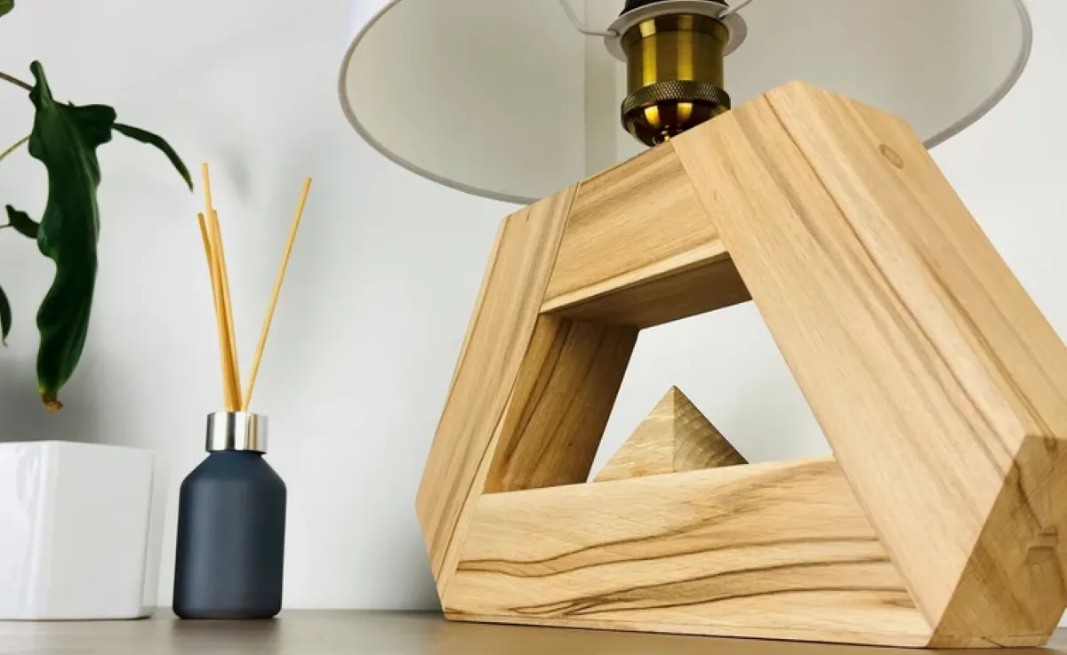 PRISM | Lampe à poser en bois massif - Déco bois - Luminaire en bois - Fait main