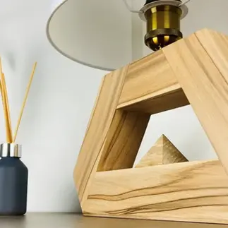 PRISM | Lampe à poser en bois massif - Fait main - Made in France