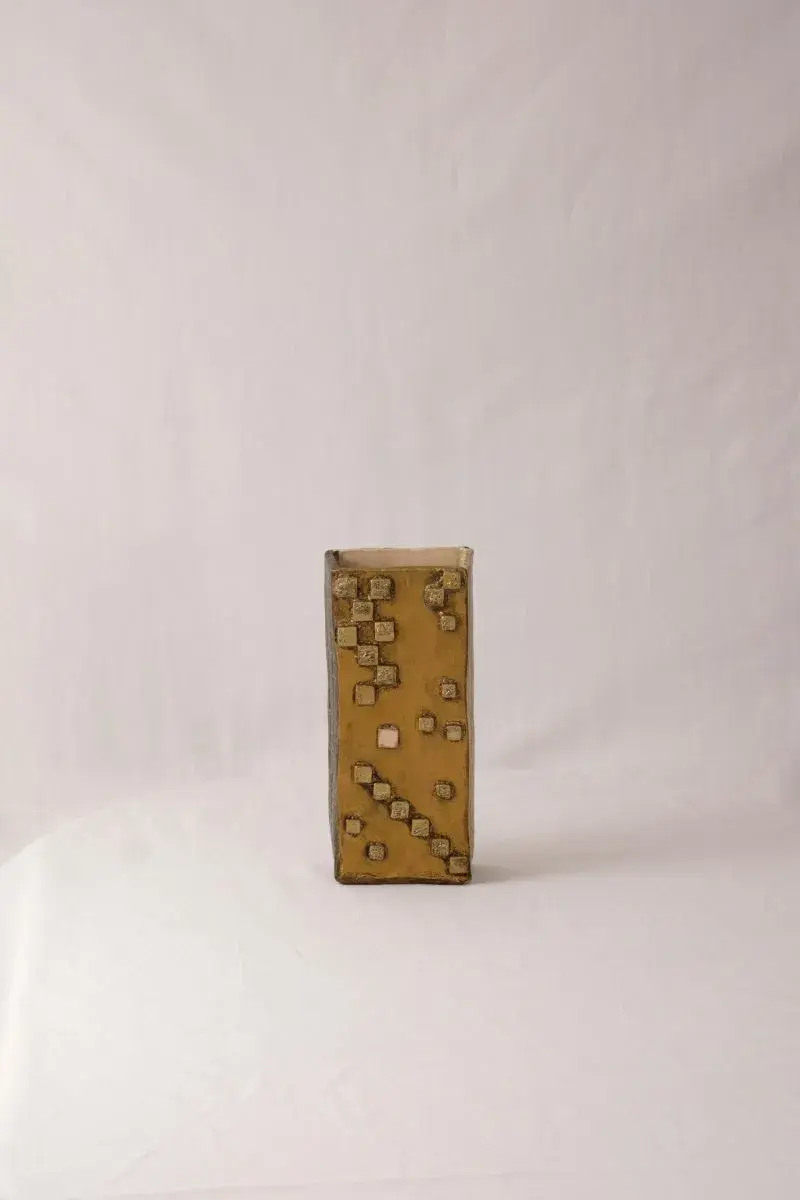 Thumbnail: VIEIL OR #1 – Vase décoratif en faïence marron et or | Pièce artisanale unique - Fait main - Bohème