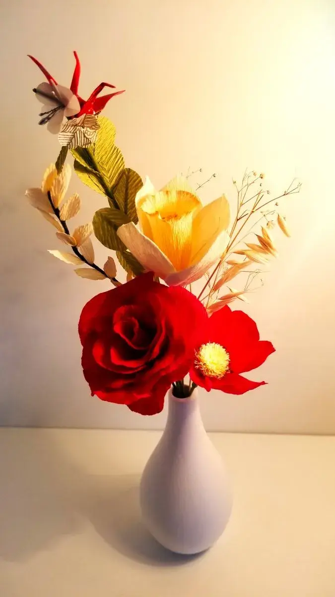 Thumbnail: Bouquet Rouge à la Jonquille – Composition Florale en Papier Crépon & Origami - Fait main - Made in France - Déco maison