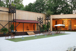 großer Hof mit Bühne