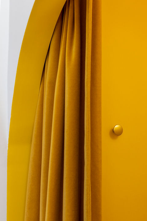 Design cabine essayage rideau velours jaune laiton