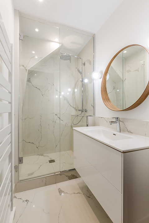 Salle de bain douche marbre grand miroir bois