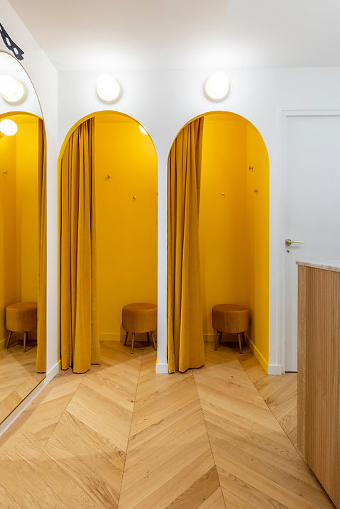 Cabines d'essayage rideaux velours jaune boutique