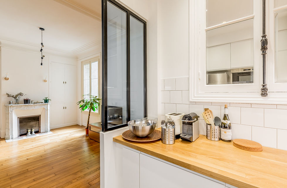 Cuisine ouverte salon parquet bois verrière cheminée