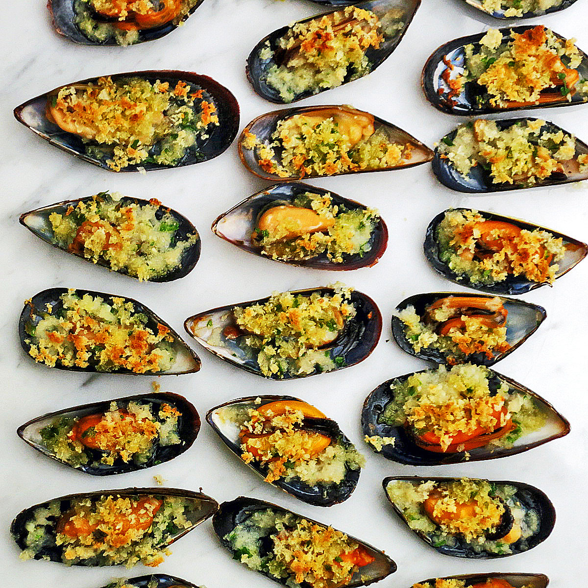 Mussel-gratin-with-garlic,-parsley-and-lemon-zest
