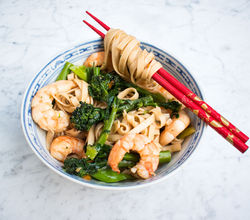 Prawn (shrimp) and broccoli noodles