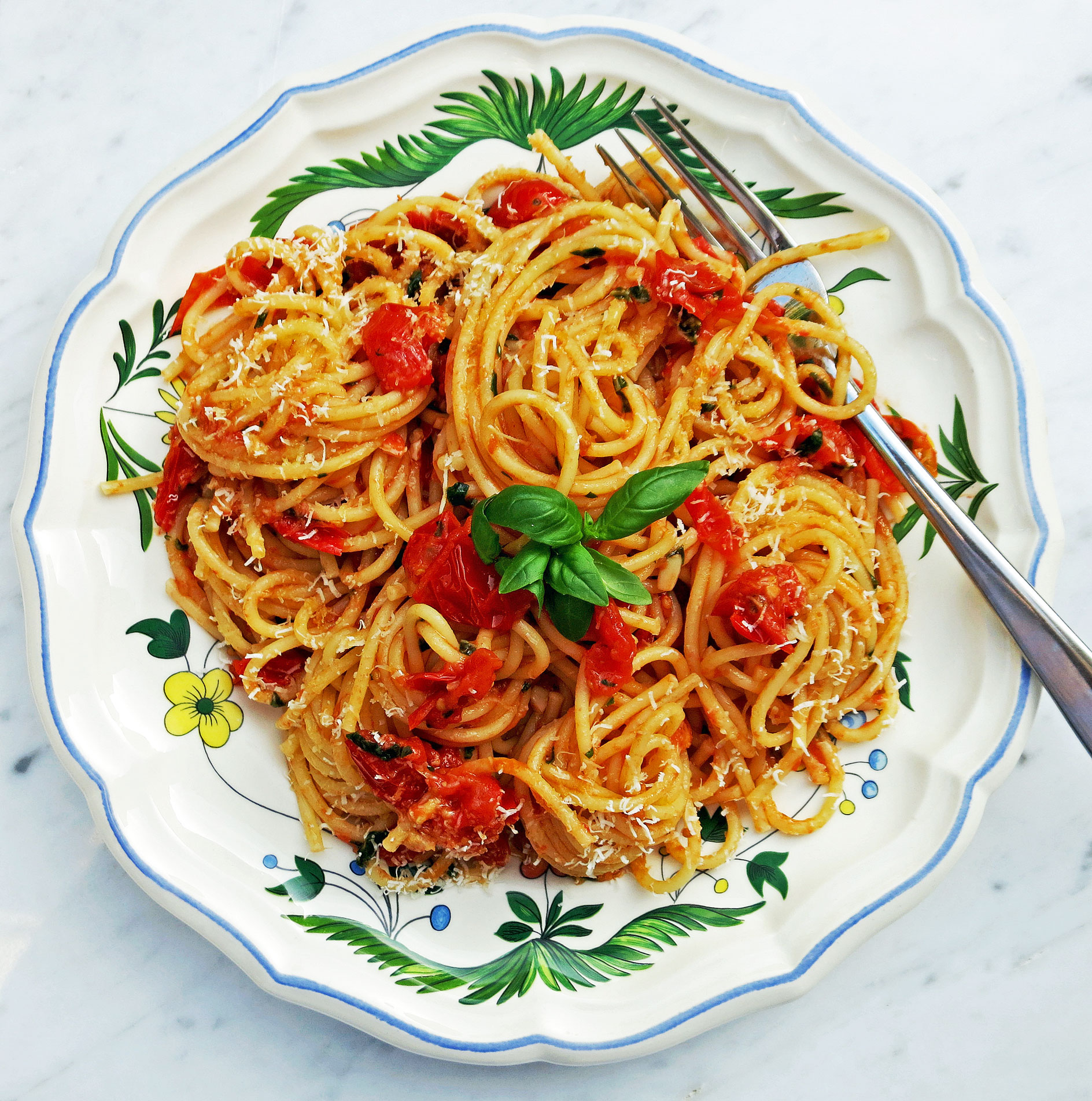 Spaghetti with a fresh baby plum tomatoe