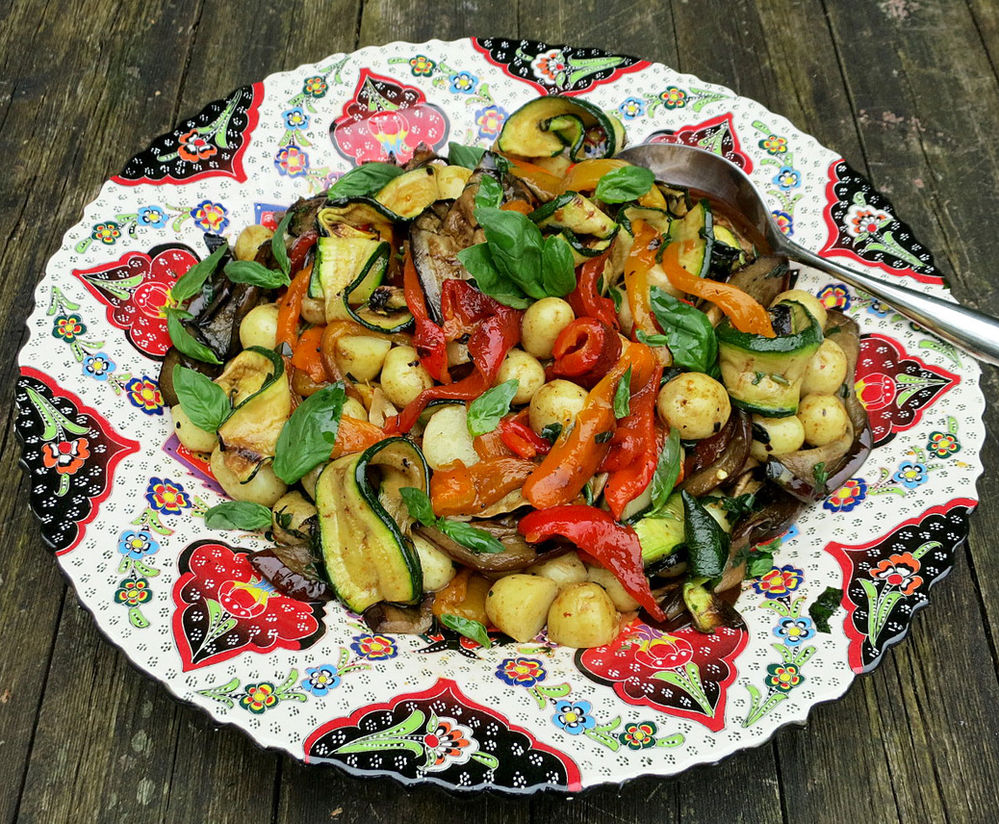 Grilled peppers, courgettes and aubergines with new potatoes, garlic,