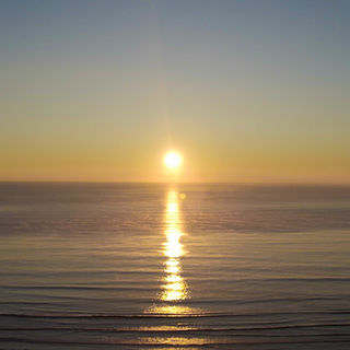 日の出と海の写真