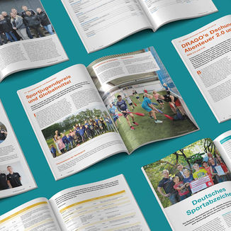 Geschäftsbericht liegt aufgeschlagen aus