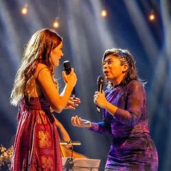 Maggie Cullen  y Nadia Larcher